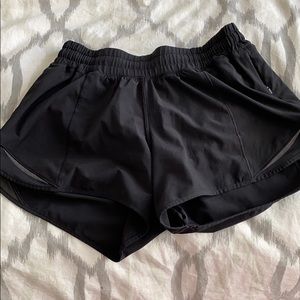 back lululemon shorts hotty hot 4”